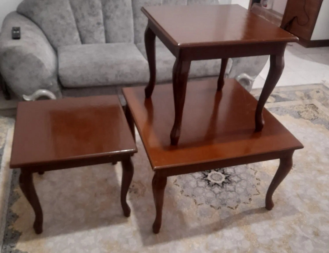میز جلو مبلی و دوتا عسلی